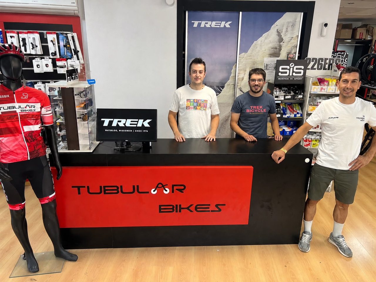 Equipo de Tubular Bikes en el taller